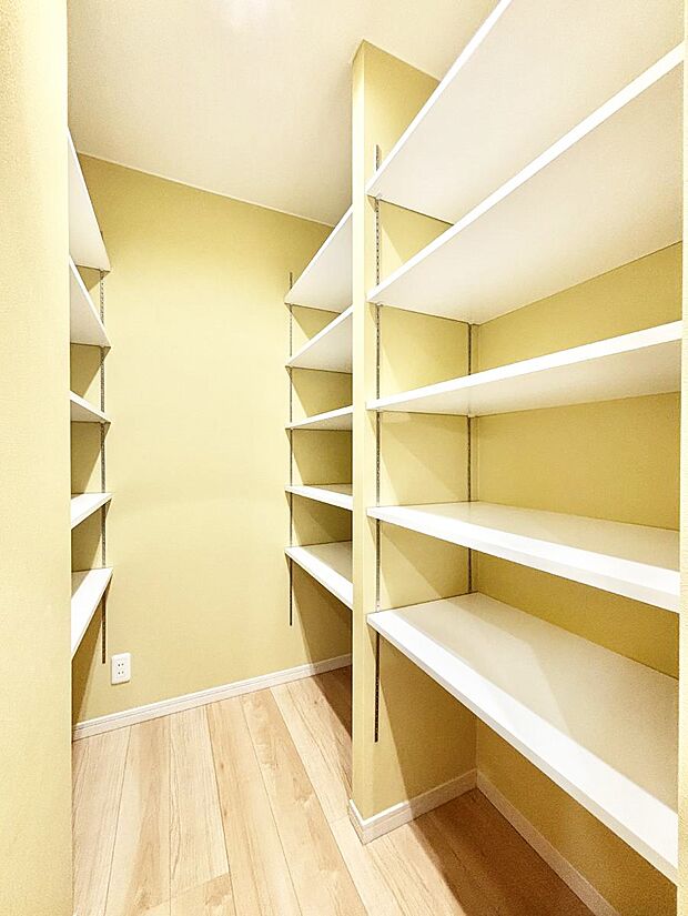 【収納】可動棚付きのパントリーで食品や日用品のストックもスッキリ見やすく収納できます！