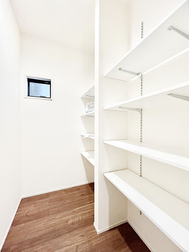 【パントリー】可動棚付きパントリーで食品や日用品のストックもスッキリ収納出来ますね!