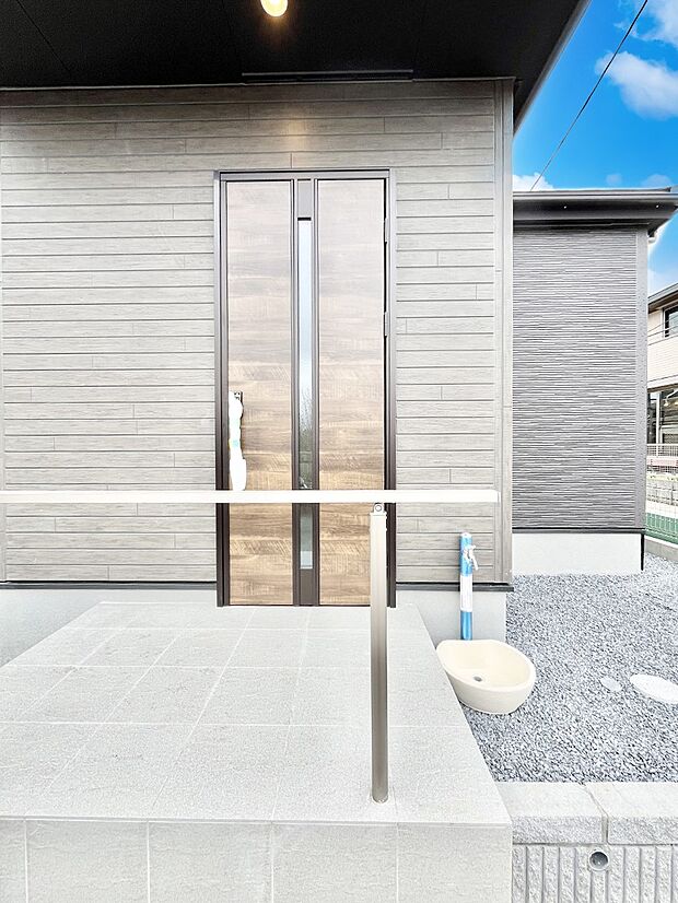 【玄関】玄関前は雨が降っても濡れにくい屋根付き　