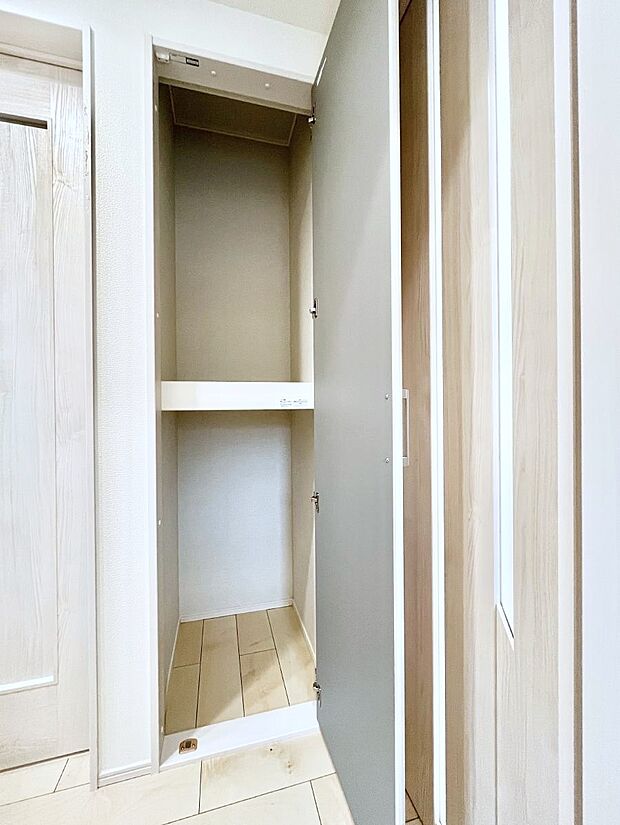 【玄関ホール収納】玄関ホール収納です。掃除道具やお出かけ用グッズの収納に便利です。