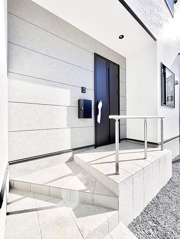 【玄関】玄関前は雨が降っても濡れにくい屋根付き