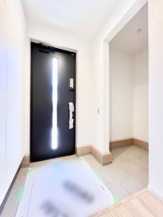 【玄関】ガラススリットの入った玄関ドアが室内に光を届けてくれます