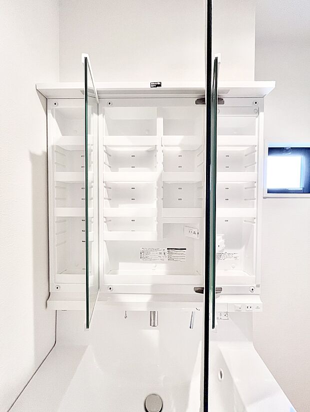 【三面鏡裏収納】三面鏡の裏に、化粧品や衛生用品などを収納可能。洗面台をすっきりと保ちます！
