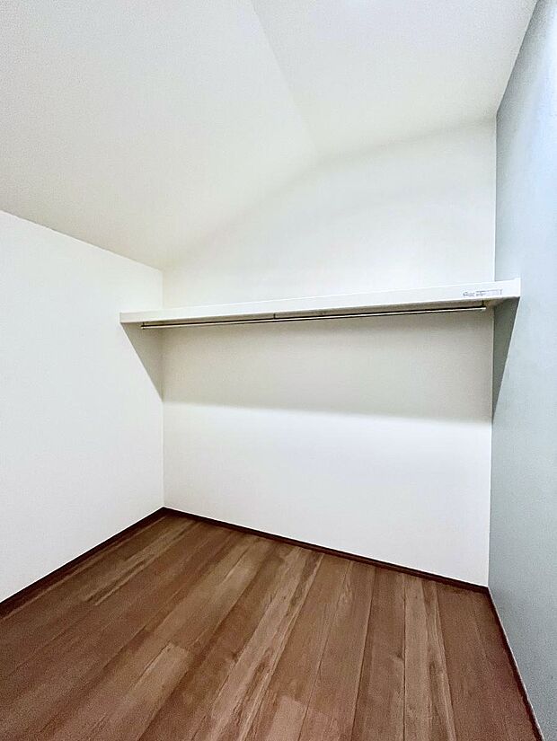 【ウォークインクローゼット】家族みんなの共有物を収納するのに便利なファミリークローゼット  