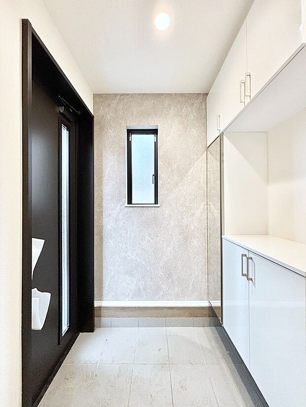 【玄関】飾り棚を利用して、お越しいただくお客様をおもてなしできます。