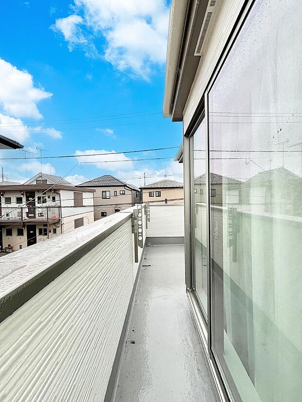 【バルコニー】暖かな陽光が降り注ぐバルコニーはお洗濯におすすめ。爽やかな風も心地よいです。 