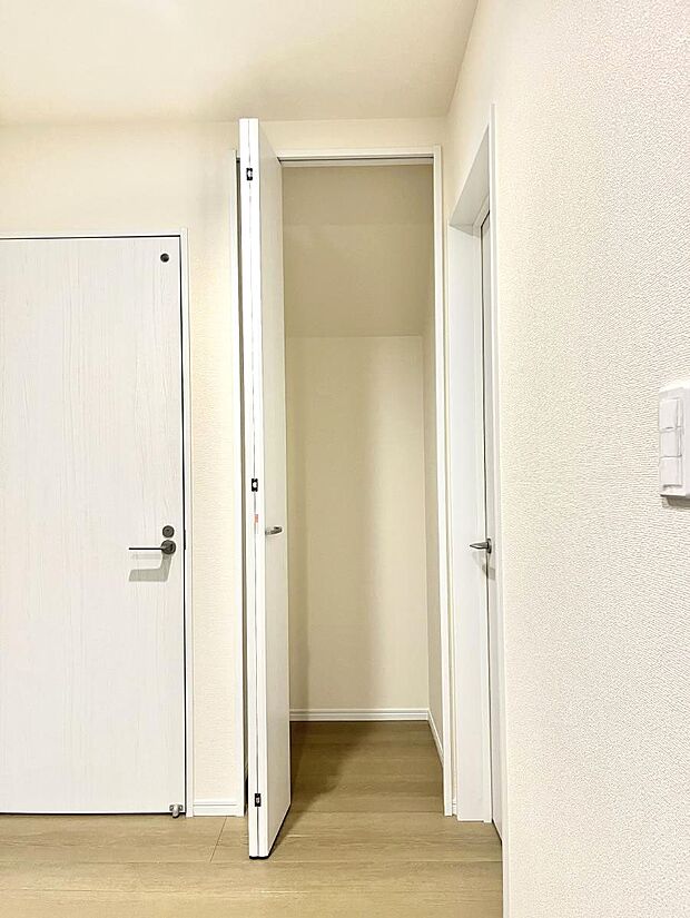 【玄関ホール収納】玄関ホール収納です。掃除道具やお出かけ用グッズの収納に便利です。