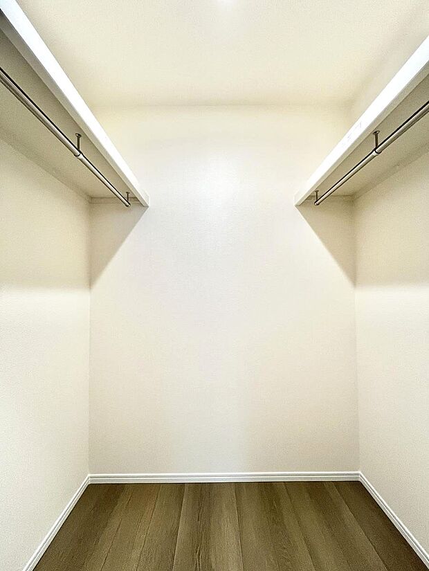 【ウォークインクローゼット】ウォークインクローゼット付きで生活空間を広く利用できます。