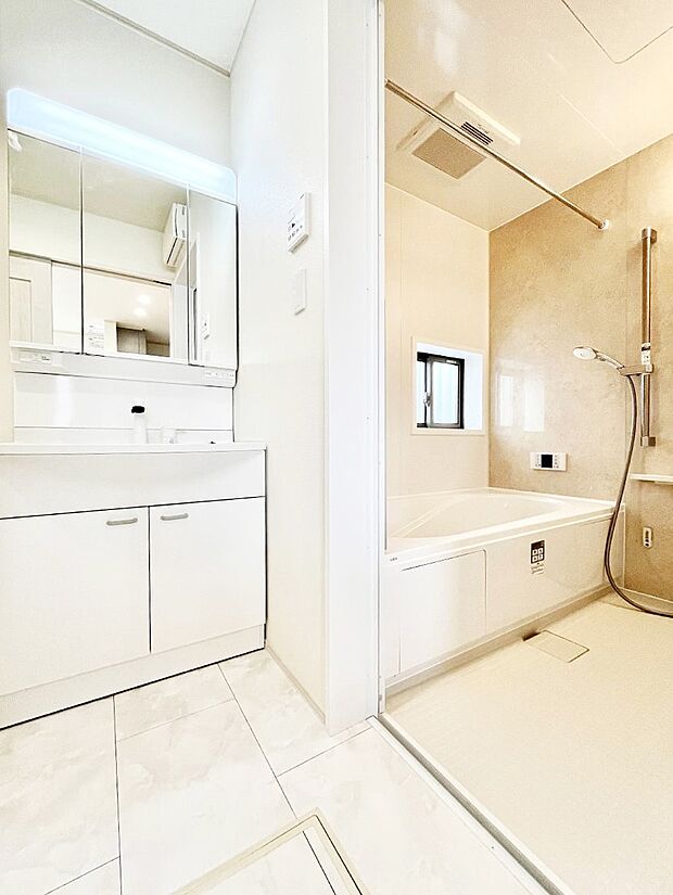 【脱衣場】清潔感ある洗面化粧室で朝の身支度も快適