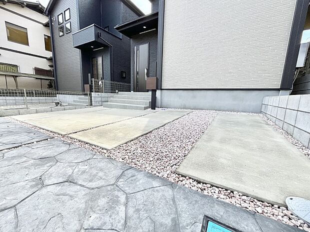 【駐車場】2台(車種による)駐車可!ご家族みんなの自転車も置ける広々カースペース。