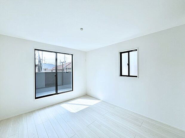 【寝室】明るいバルコニーサイドに洋室を設置。目覚めの良い寝室に。