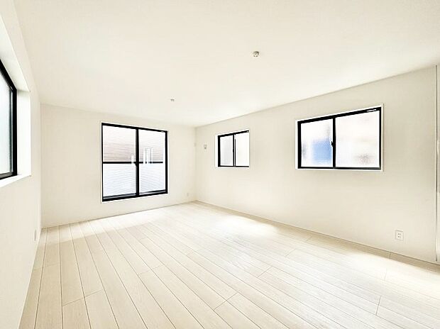 【リビングダイニング】たくさんの窓からたっぷりの陽光と風を感じられるリビング