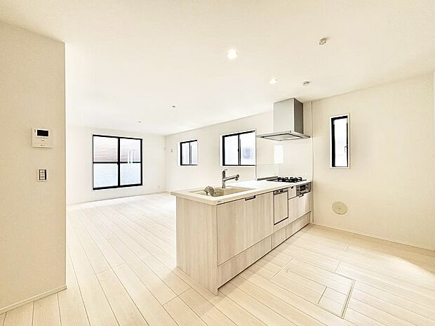 【ダイニングキッチン】料理をしながらご家族との会話を楽しめる対面カウンターキッチン