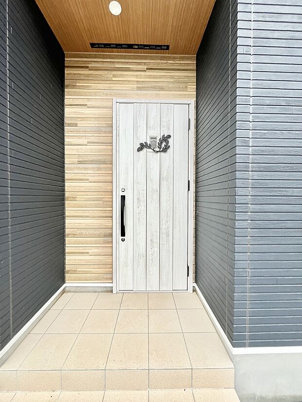 【玄関】大切な家族、来客を出迎える玄関。