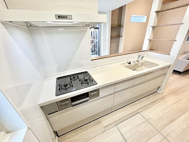 【ダイニングキッチン】料理をしながらでもご家族との会話を楽しめる対面キッチン