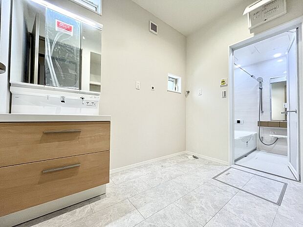 【脱衣場】清潔感のある快適空間です。毎日の身支度も気持ち良くお使い頂けます。