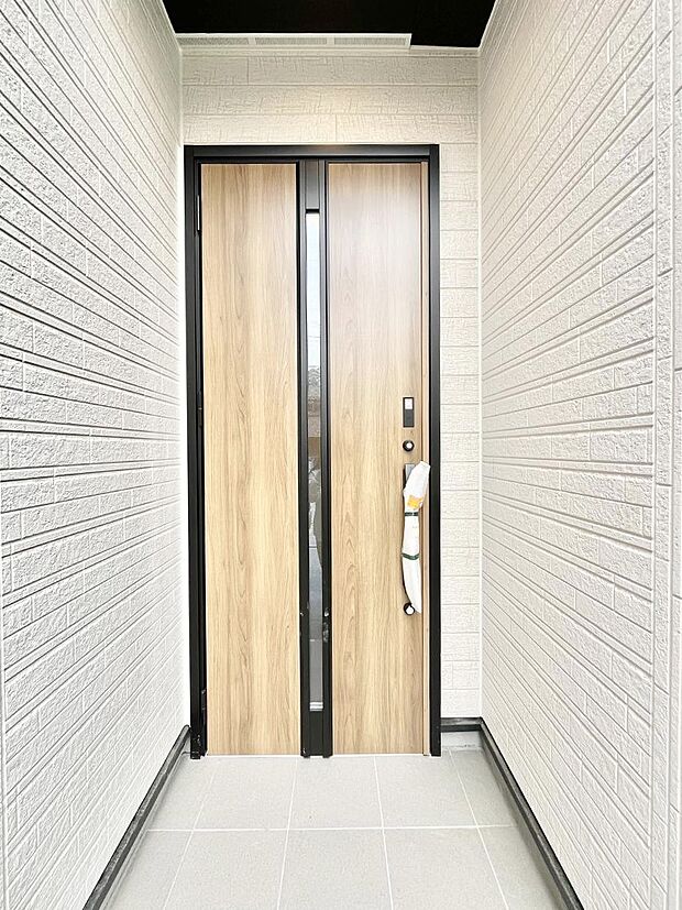 【玄関】大切な家族、来客を出迎える玄関。 