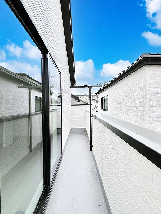 【バルコニー】ゆったりバルコニーだから沢山お洗濯ものを干せます。 