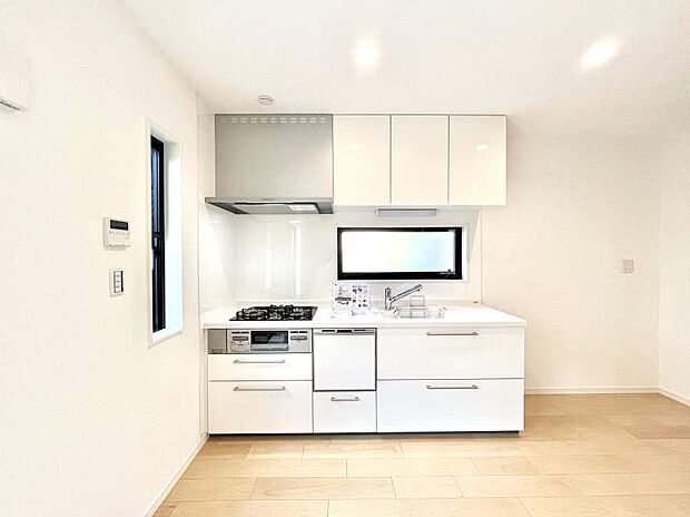 【ダイニングキッチン】爽やかな風が通り抜けるキッチン。窓があるので明るく換気にも役立ちます。