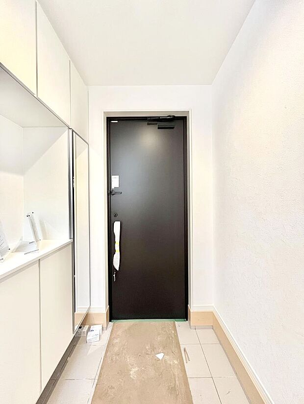 【玄関】明るい玄関はお客様をお出迎えするのにぴったりです！