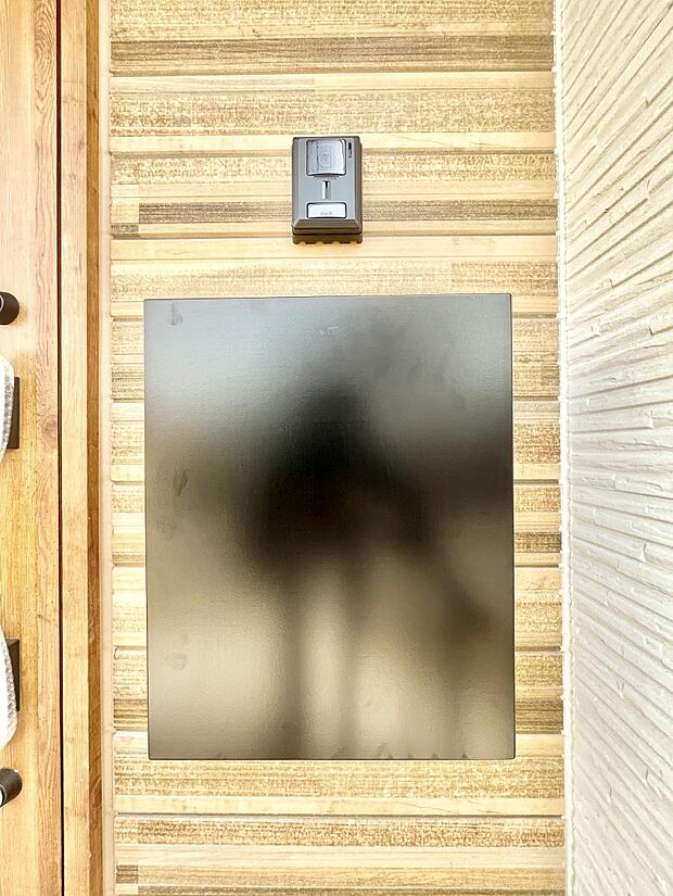 【その他現地】シンプルデザインのポスト。