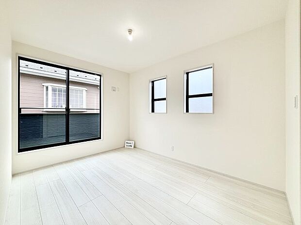 【寝室】明るいバルコニーサイドに洋室を設置。目覚めの良い寝室に。　