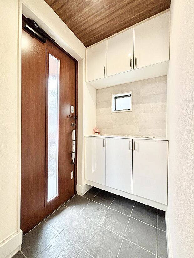 【玄関】飾り棚を利用して、お越しいただくお客様をおもてなしできます。　