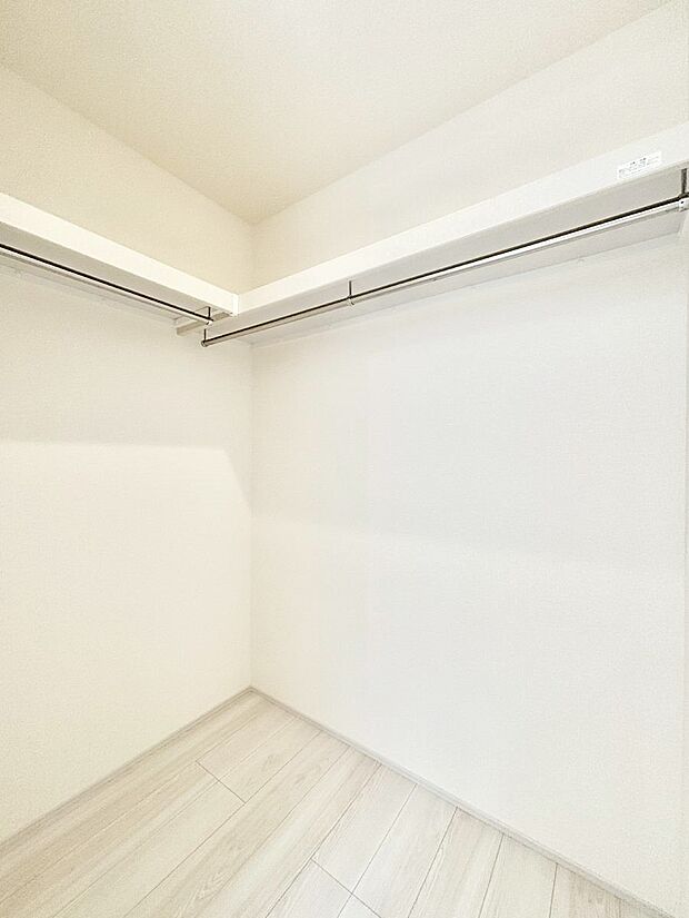 【ウォークインクローゼット】ウォークインクローゼット付きで生活空間を広く利用できます。　