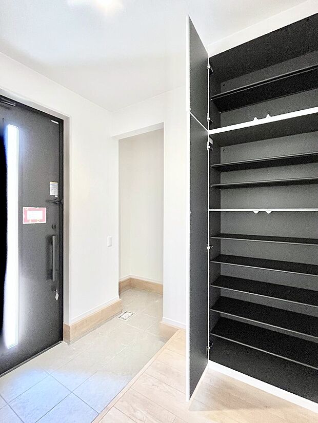 【玄関】シューズインクローク付きの玄関。家族全員の靴や雨具などすっきり収納できます。