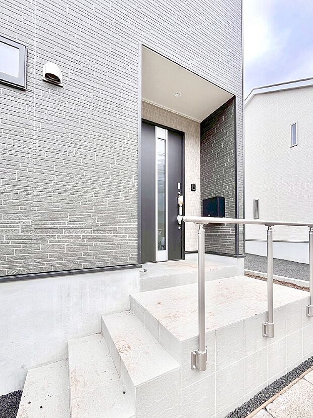 【玄関】大切な家族、来客を出迎える玄関。