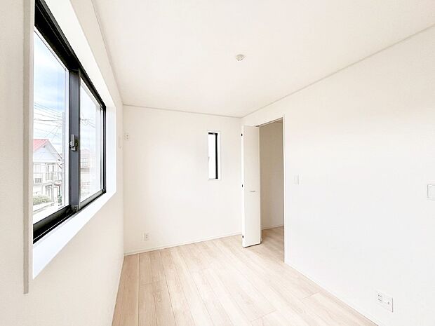 【寝室】窓からのやさしい光が心地よいプライベートルーム  