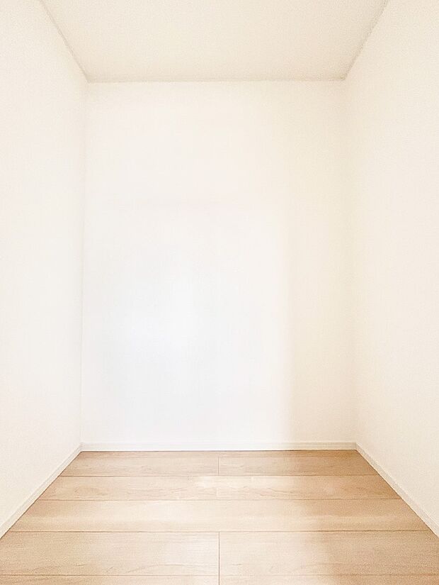 【ウォークインクローゼット】ウォークインクローゼット付きで生活空間を広く利用できます。