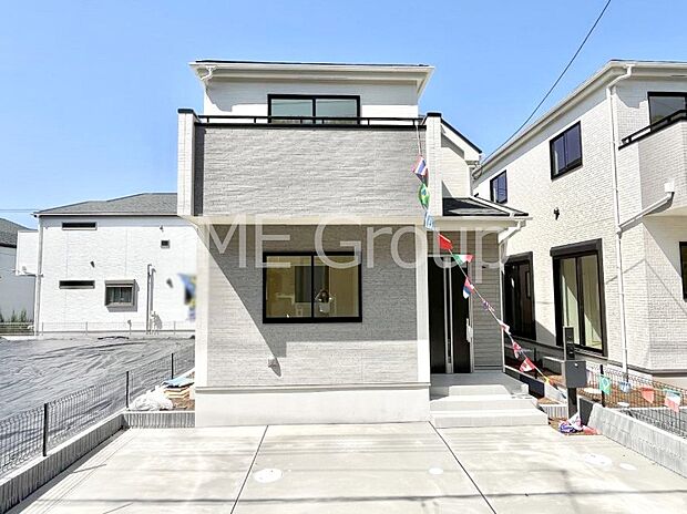 【現地外観写真】堂々完成!たっぷりの陽光と開放感に包まれる明るい住まい。