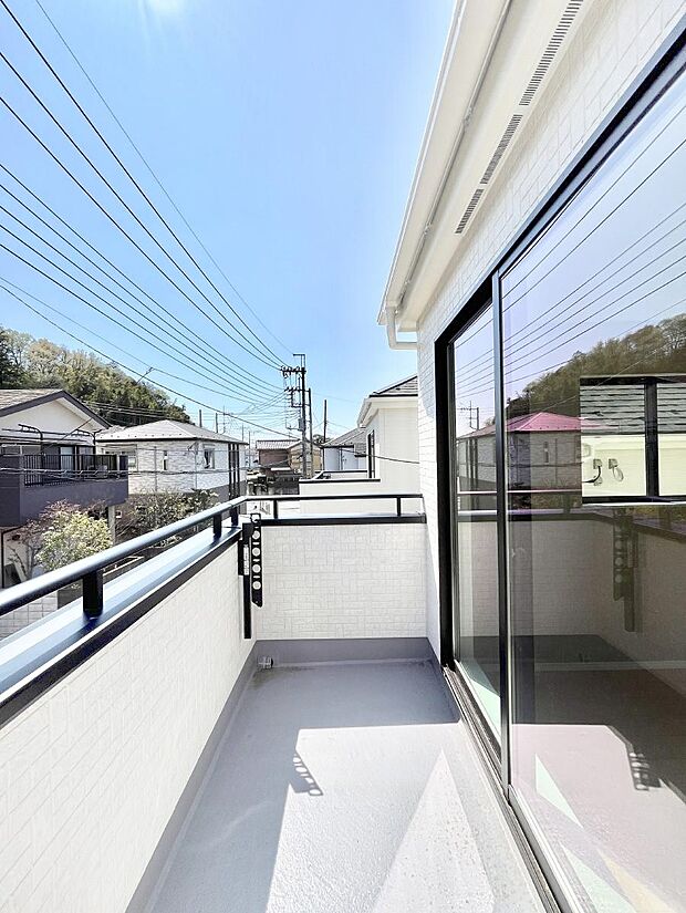 【バルコニー】ゆったりバルコニーだから沢山お洗濯ものを干せます。