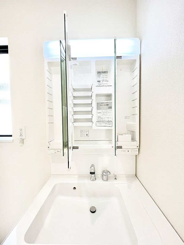 【三面鏡裏収納】三面鏡の裏に、化粧品や衛生用品などを収納可能。洗面台をすっきりと保ちます!