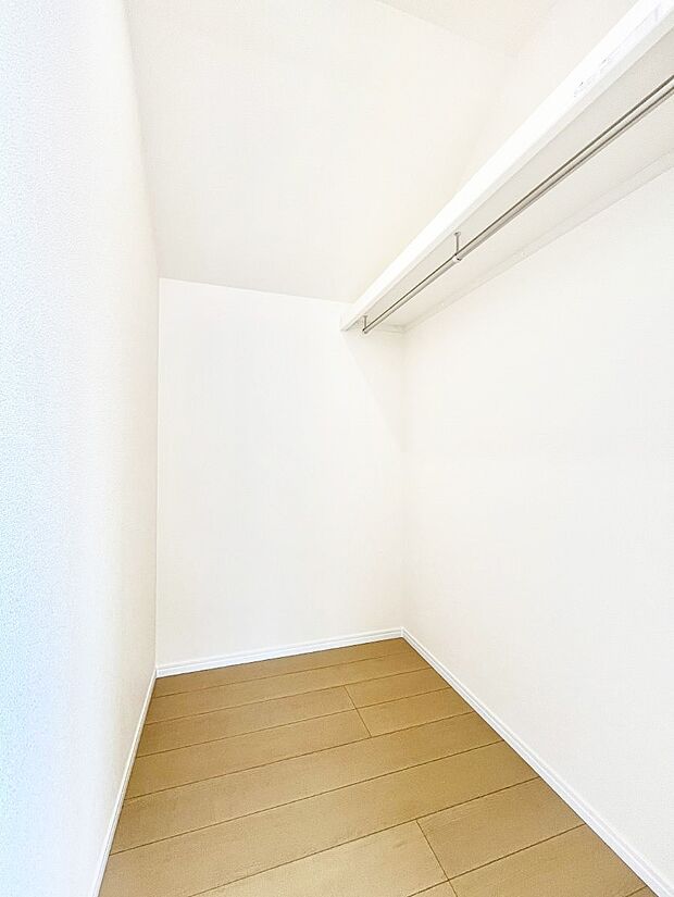 【ウォークインクローゼット】ウォークインクローゼット付きで生活空間を広く利用できます。