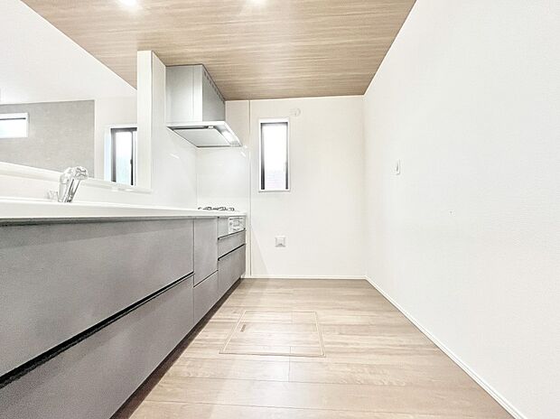 【ダイニングキッチン】爽やかな風が通り抜けるキッチン。窓があるので明るく換気にも役立ちます。