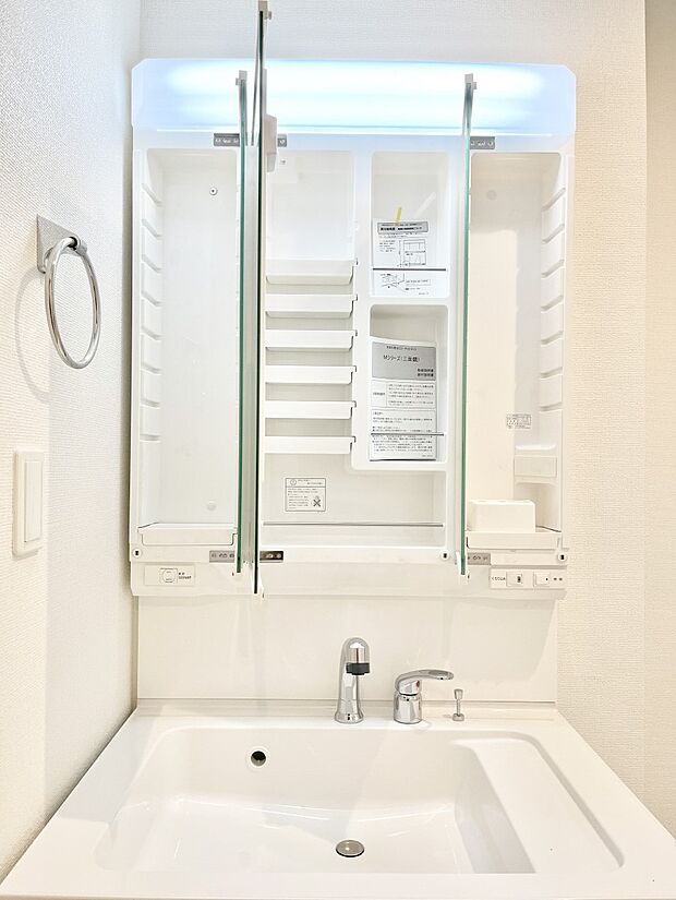 【三面鏡裏収納】三面鏡の裏に、化粧品や衛生用品などを収納可能。洗面台をすっきりと保ちます！