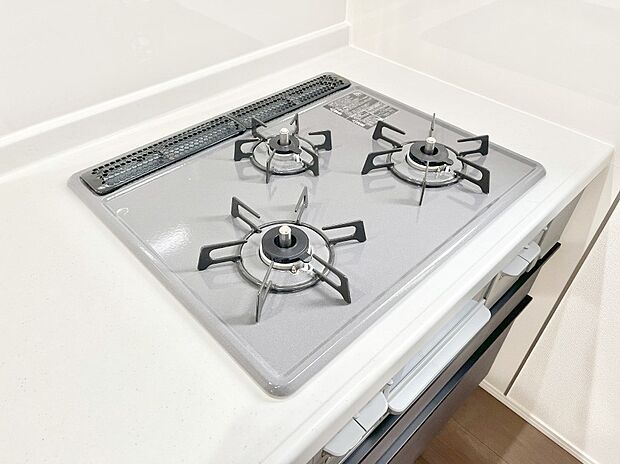 【Ｓｉセンサーコンロ】ガスコンロはＳｉセンサー搭載。火力調節や焦げ付き・消し忘れも防いでくれます。