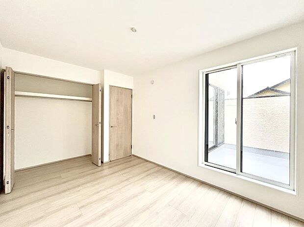 【寝室】収納が充実しているので居住スペースを広々使えます  