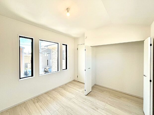 【寝室】収納が充実しているので居住スペースを広々使えます  