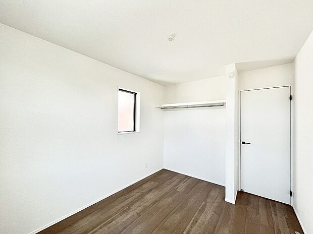 【寝室】使いやすい形でベットや家具の置き方にも困ることもありません。   