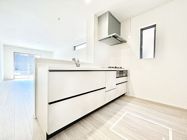 【ダイニングキッチン】料理をしながらでもご家族との会話を楽しめる対面キッチン