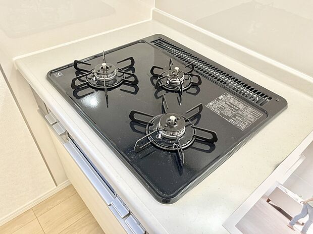 【Ｓｉセンサーコンロ】ガスコンロはＳｉセンサー搭載。火力調節や焦げ付き・消し忘れも防いでくれます。