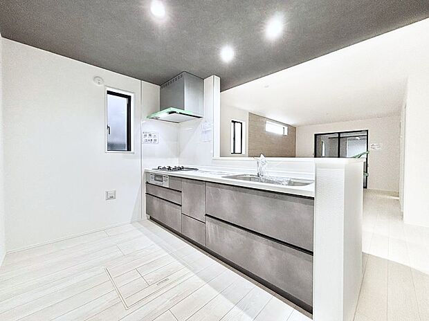 【ダイニングキッチン】リビングで遊ぶお子様を見守りながらお料理ができる対面キッチン。