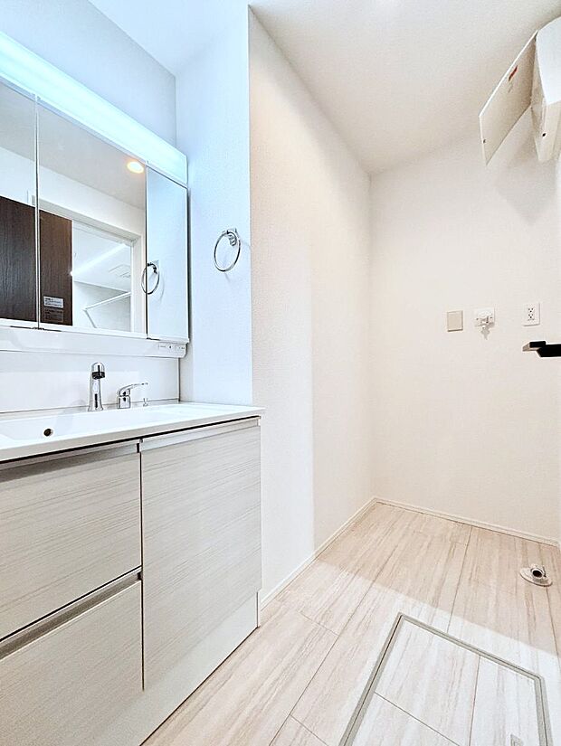 【脱衣場】清潔感ある洗面化粧室で朝の身支度も快適