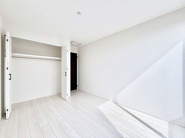 【寝室】収納が充実しているので居住スペースを広々使えます