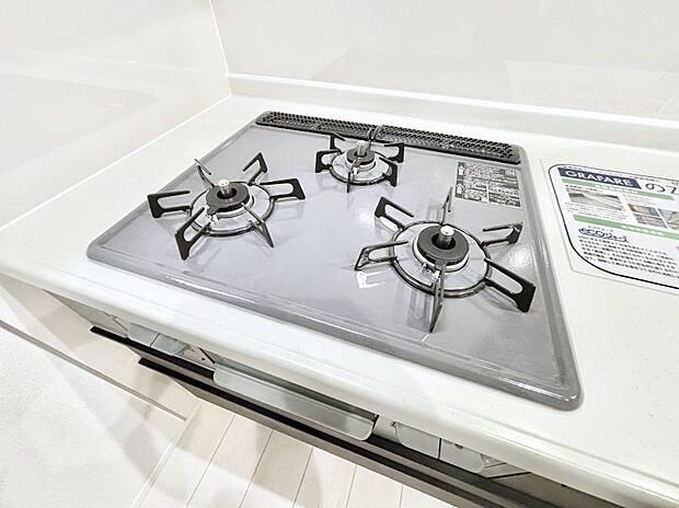 【Siセンサーコンロ】ガスコンロはSiセンサー搭載。火力調節や焦げ付き・消し忘れも防いでくれます。