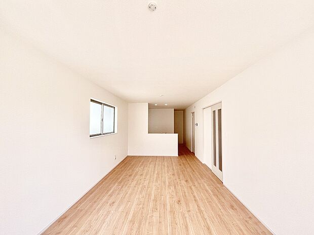 【リビングダイニング】明るい陽光が注ぎ、寛ぎの雰囲気に満たされるリビング・ダイニング。