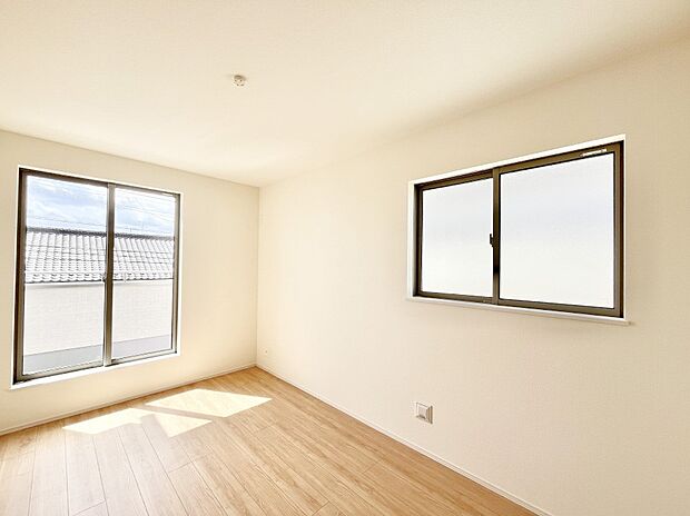 【寝室】2面採光なので、明るく風通しも良く心地良い生活が送れます。